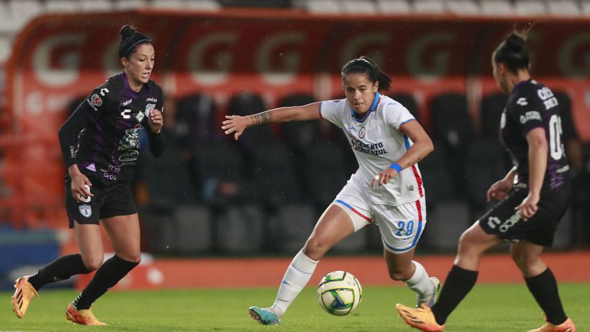 Claudia Cid en el partido de Cruz Azul contra Pachuca en el Clausura 2023 | MEXSPORT
