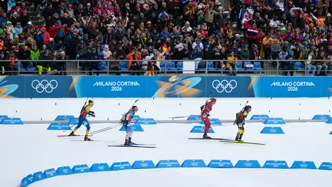 Competidoras de Suiza, Suecia, Estados Unidos y Ucrania en la prueba de biatlón de relevos 4x6 | AP