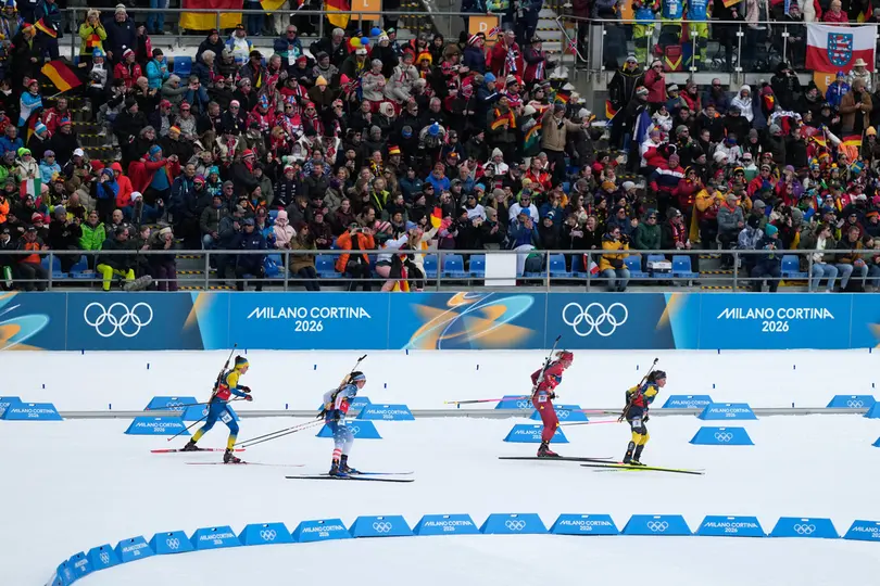 Competidoras de Suiza, Suecia, Estados Unidos y Ucrania en la prueba de biatlón de relevos 4x6 | AP