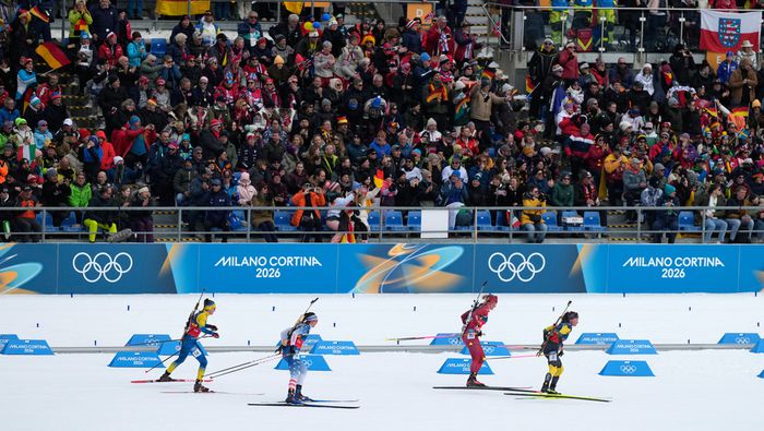 Competidoras de Suiza, Suecia, Estados Unidos y Ucrania en la prueba de biatlón de relevos 4x6 | AP