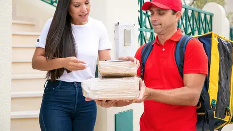Los pedidos a domicilio hacen que el gasto de los mexicano aumente considerablemente / FREEPIK