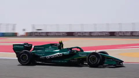 Fernando Alonso durante la pretemporada en Bahréin | AP