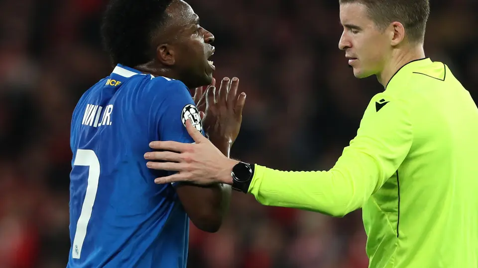 Vinicius en diálogo con el silbante del partido entre Benfica y Real Madrid | AP