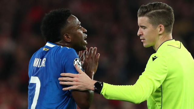 Vinicius en diálogo con el silbante del partido entre Benfica y Real Madrid | AP