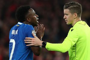 Vinicius en diálogo con el silbante del partido entre Benfica y Real Madrid | AP