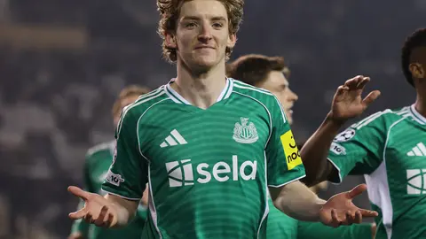 Anthony Gordon anotó cuatro goles ante Qarabag | AP