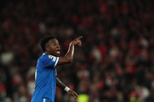 Vinicius reclama durante el partido ante Benfica en Champions League | AP