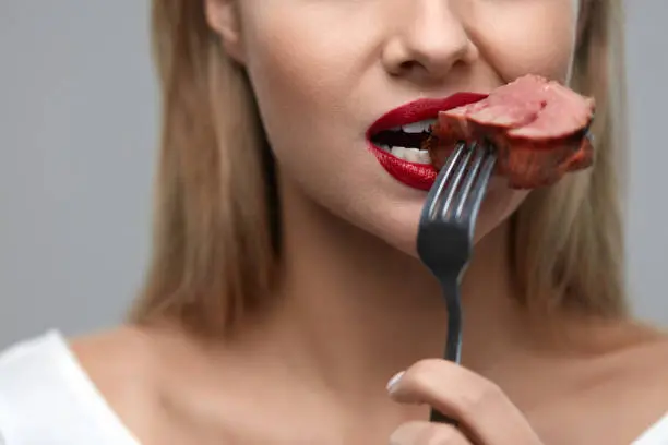 Durante el tiempo de Cuaresma los fieles deben abstenerse de comer carnes rojas. / iStock