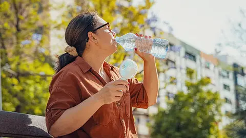 Con el aumento de temperatura, mantener una buena hidratación será fundamental. / iStock