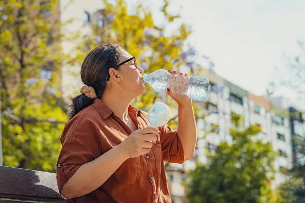 Con el aumento de temperatura, mantener una buena hidratación será fundamental. / iStock