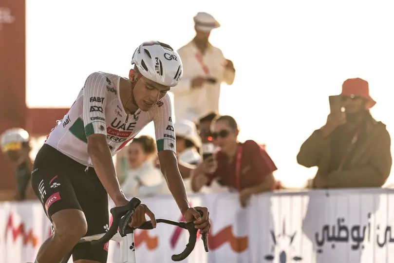 Isaac Del Toro al momento de cruzar la línea de meta en la tercera etapa del UAE Tour | AFP