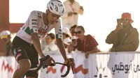 Isaac Del Toro al momento de cruzar la línea de meta en la tercera etapa del UAE Tour | AFP
