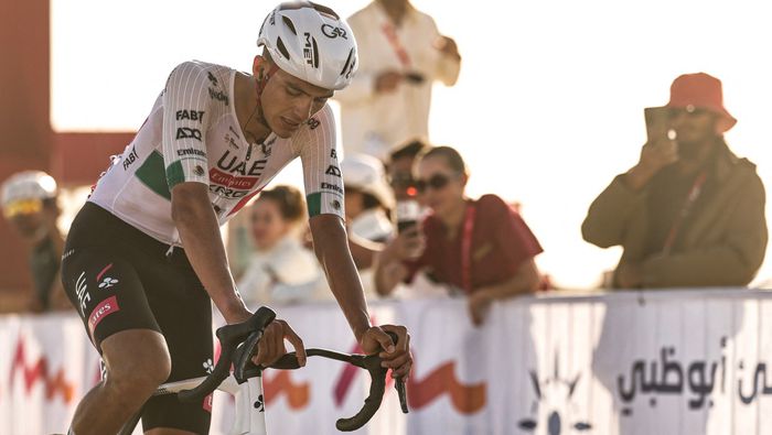 Isaac Del Toro al momento de cruzar la línea de meta en la tercera etapa del UAE Tour | AFP