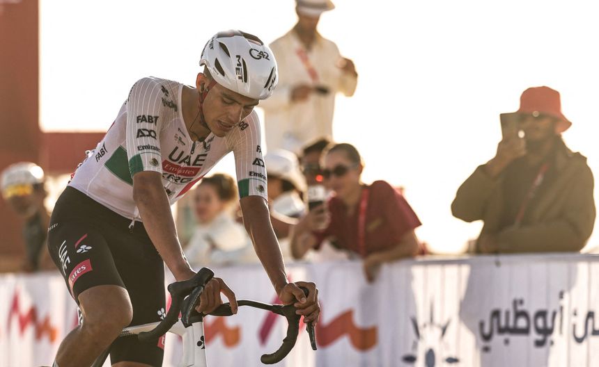 Isaac Del Toro al momento de cruzar la línea de meta en la tercera etapa del UAE Tour | AFP