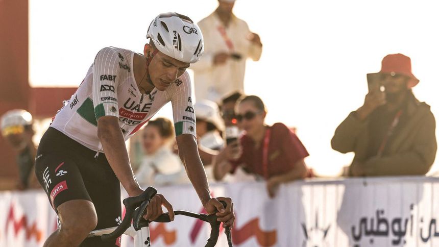 Isaac Del Toro al momento de cruzar la línea de meta en la tercera etapa del UAE Tour | AFP