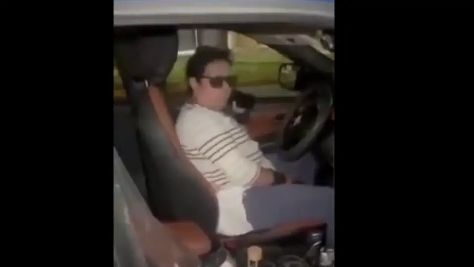 El momento fue captado en video mientras la conductora insultaba a policías en inglés. / RS