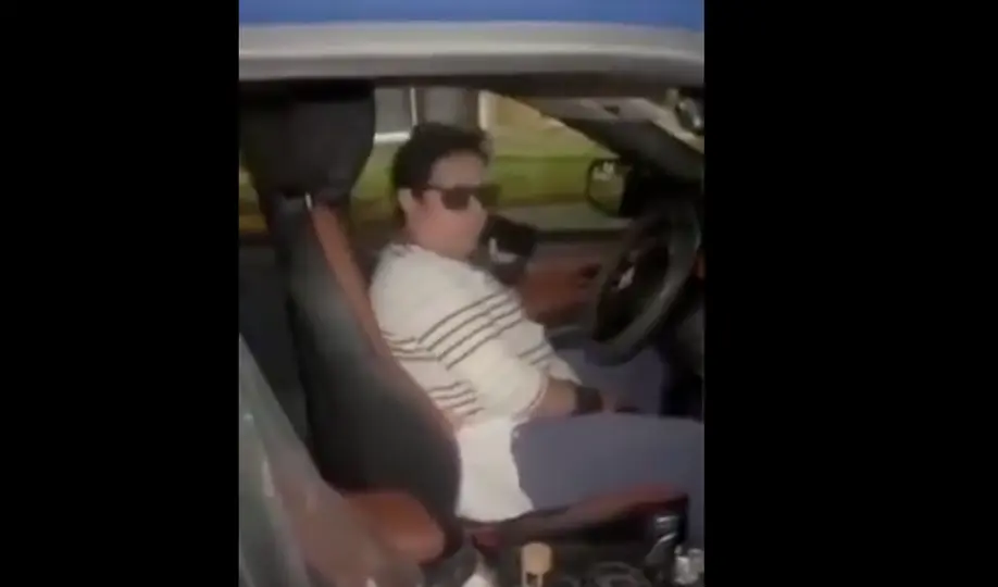 El momento fue captado en video mientras la conductora insultaba a policías en inglés. / RS