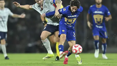 Agustín Palavecino y Jordan Carrillo en el partido de Cruz Azul y Pumas | IMAGO 7