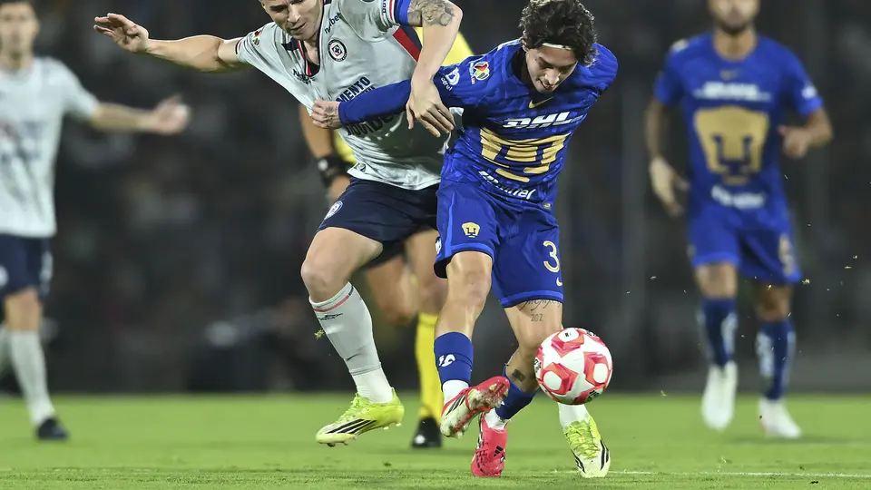Agustín Palavecino y Jordan Carrillo en el partido de Cruz Azul y Pumas | IMAGO 7