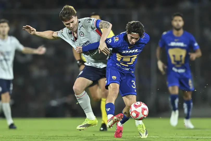 Agustín Palavecino y Jordan Carrillo en el partido de Cruz Azul y Pumas | IMAGO 7