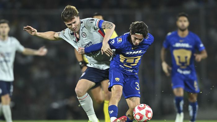 Agustín Palavecino y Jordan Carrillo en el partido de Cruz Azul y Pumas | IMAGO 7