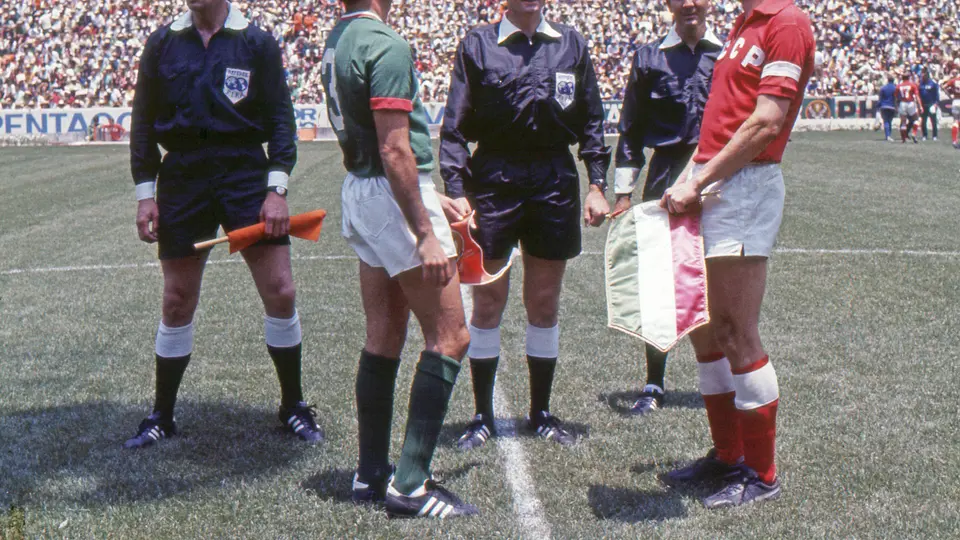 Gustavo Peña, capitán de México, y Albert Alekseyevich Shesternyov, capitán de Rusia previo al partido inaugural | MEXSPORT