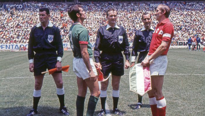 Gustavo Peña, capitán de México, y Albert Alekseyevich Shesternyov, capitán de Rusia previo al partido inaugural | MEXSPORT