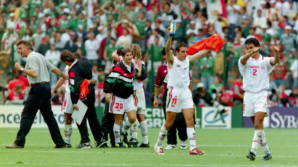 Cuauhtémoc Blanco y la Selección celebran en Francia 1998 | MEXSPORT