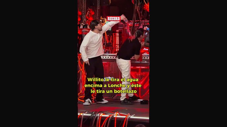 Willito Le Tira Agua A Lonche Y Se Lleva Un Botellazo