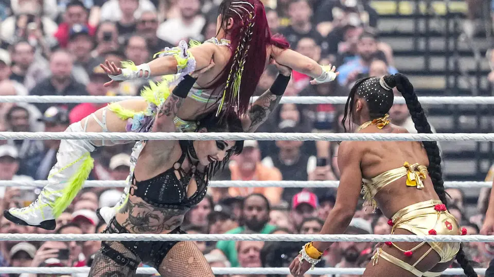 Rhea Ripley vs Iyo Sky vs Bianca Belair es una de las mejores luchas femeninas de la historia | wwe.com