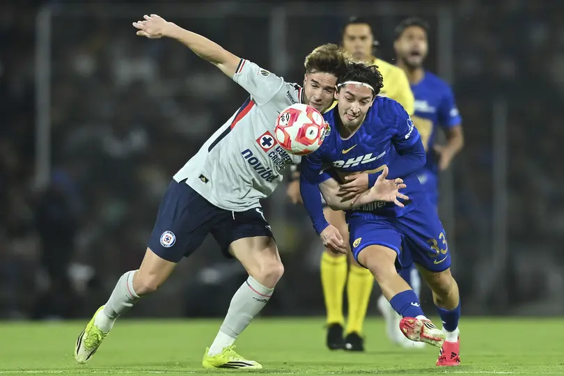 Agustín Palavecino y Jordan Carrillo en el partido de Cruz Azul y Pumas | IMAGO 7