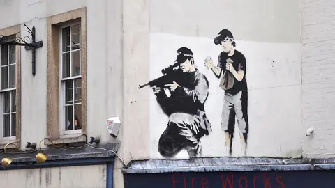 Banksy es conocido por sus obras en el mundo con tintes políticos-sociales / FB: @robertbanksyartist