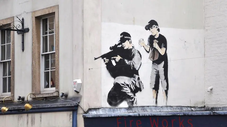 Banksy es conocido por sus obras en el mundo con tintes políticos-sociales / FB: @robertbanksyartist