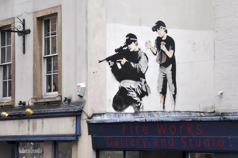 Banksy es conocido por sus obras en el mundo con tintes políticos-sociales / FB: @robertbanksyartist