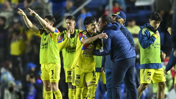 André Jardine en celebración con Alejandro Zendejas en partido de América en la Liga MX | IMAGO 7