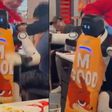 VIDEO: Robot mesero “pierde la cabeza” y arma caos en restaurante de California