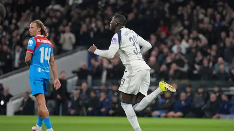 Randal Kolo Muani celebra su gol en el partido de Tottenham contra Atlético de Madrid | AP