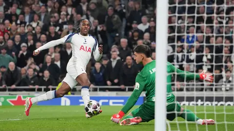 Juan Musso detiene el disparo de Mathys Tel en el partido de Tottenham contra Atlético de Madrid | AP