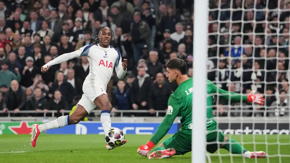 Juan Musso detiene el disparo de Mathys Tel en el partido de Tottenham contra Atlético de Madrid | AP