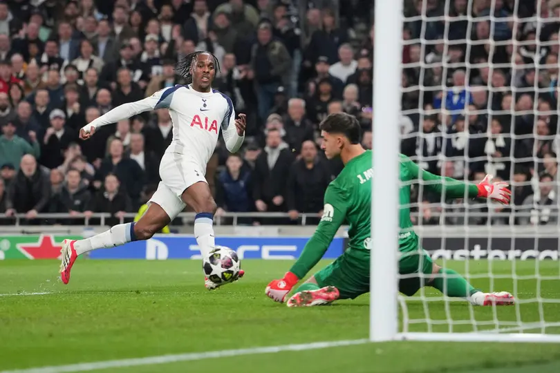 Juan Musso detiene el disparo de Mathys Tel en el partido de Tottenham contra Atlético de Madrid | AP