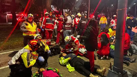 Los trabajadores de limpia fueron atendidos por paramédicos y algunos trasladados al hospital/X: @_LosTitulares