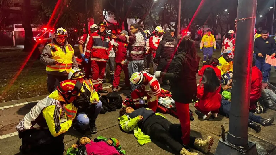 Los trabajadores de limpia fueron atendidos por paramédicos y algunos trasladados al hospital/X: @_LosTitulares