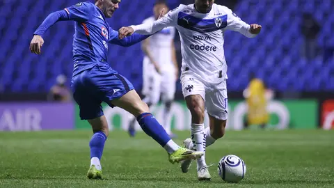 Agustín Palavecino contra 'Tecatito' Corona en el partido de Cruz Azul contra Monterrey en la Concachampions | IMAGO 7