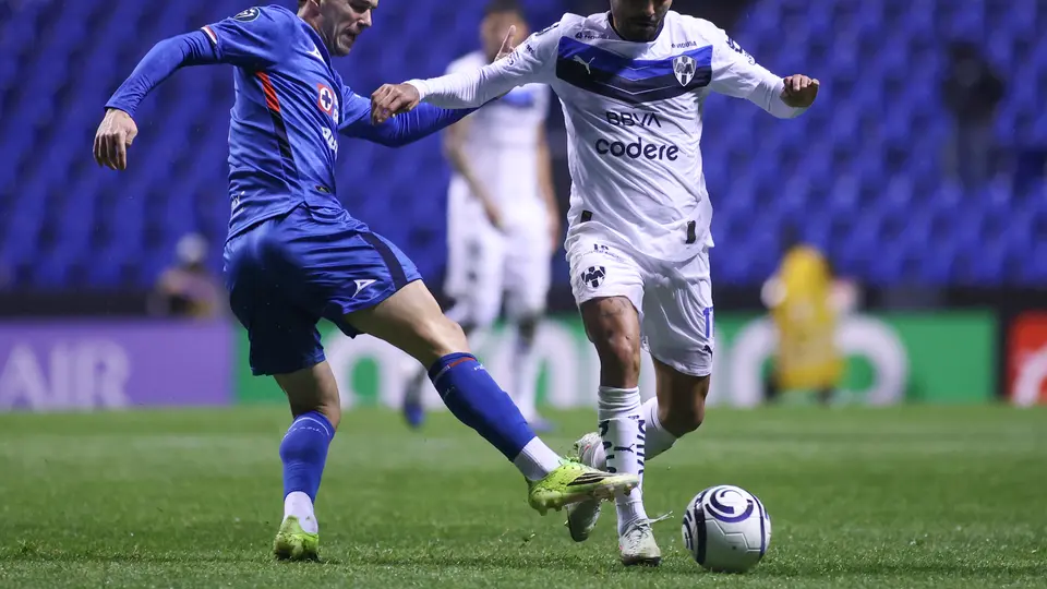 Agustín Palavecino contra 'Tecatito' Corona en el partido de Cruz Azul contra Monterrey en la Concachampions | IMAGO 7