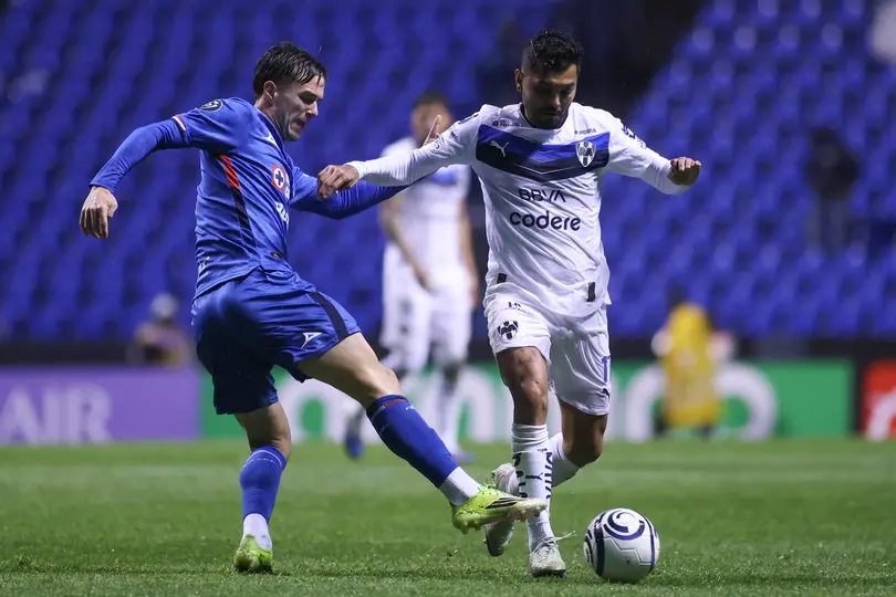 Agustín Palavecino contra 'Tecatito' Corona en el partido de Cruz Azul contra Monterrey en la Concachampions | IMAGO 7