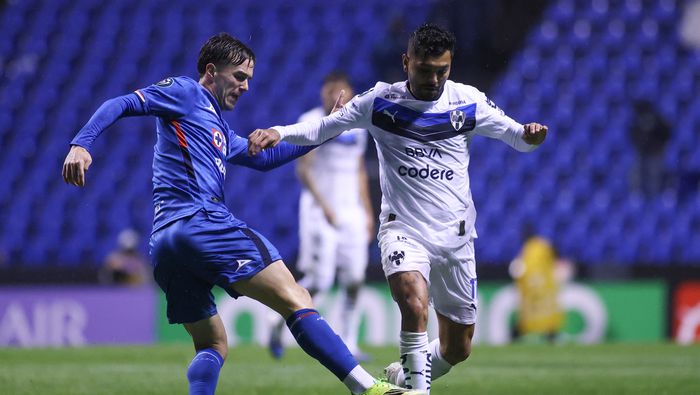 Agustín Palavecino contra 'Tecatito' Corona en el partido de Cruz Azul contra Monterrey en la Concachampions | IMAGO 7