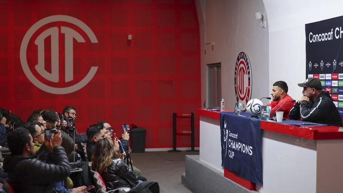 Alexis Vega y Antonio Mohamed en conferencia de prensa previo al partido de Toluca en la Concachampions | IMAGO 7