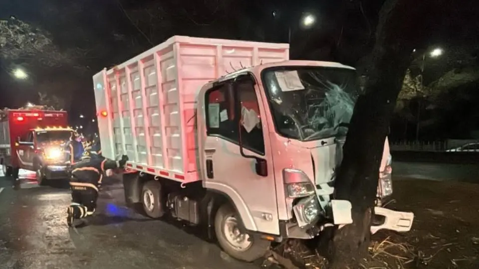 La camioneta en la que iban los trabajadores de limpia chocó contra un árbol/X: @Bomberos_CDMX