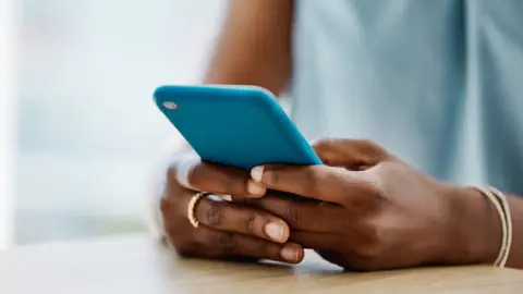 El cambio de diseño en WhatsApp no llega a todos al mismo tiempo, ya que se libera de forma gradual. / iStock