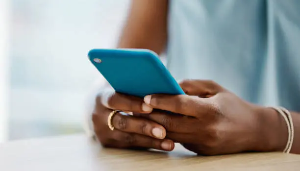 El cambio de diseño en WhatsApp no llega a todos al mismo tiempo, ya que se libera de forma gradual. / iStock